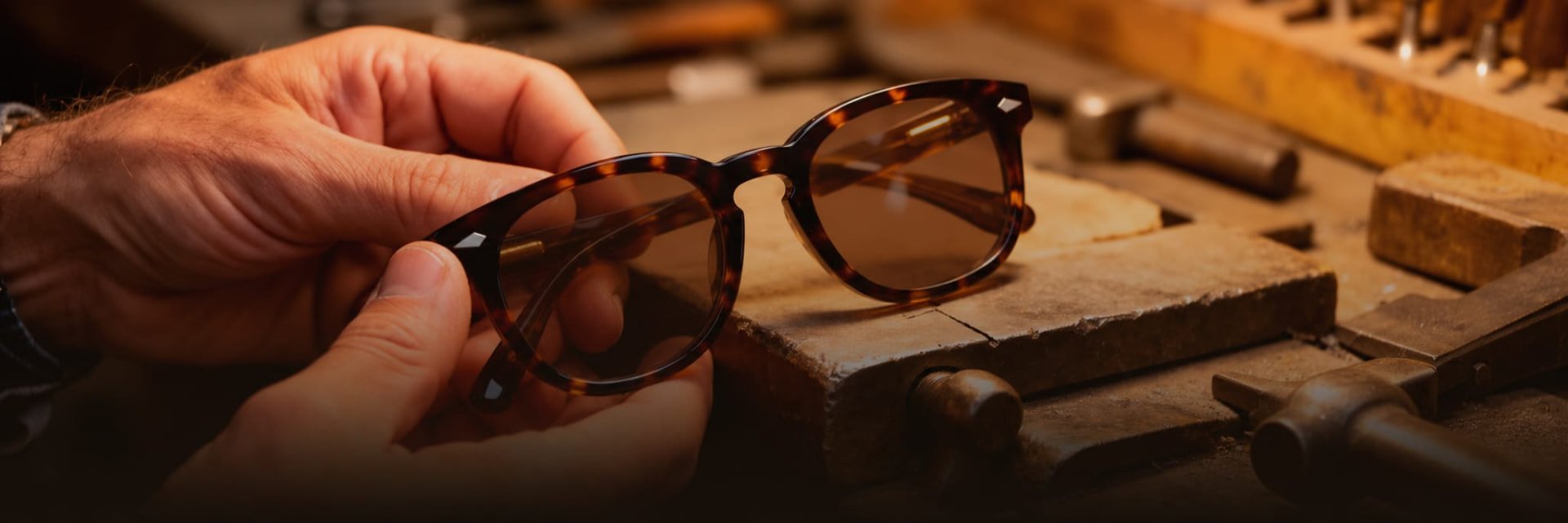 Atelier — lavorazione artigianale di una montatura in acetato