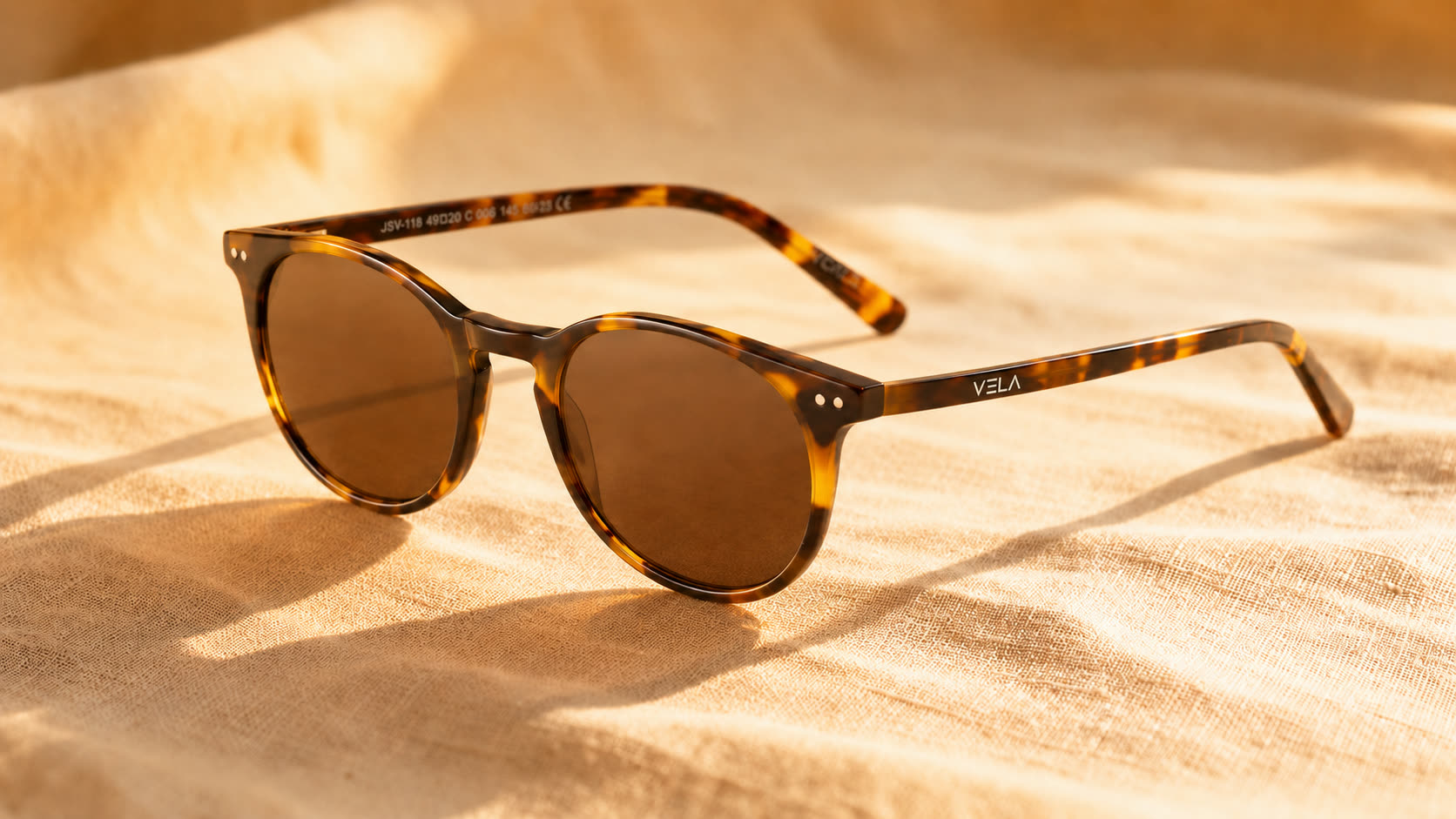 Occhiali VELA SUNGLASSES tartarugati su tessuto naturale